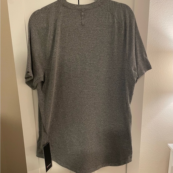 NEW 🔥 Lululemon License to Train Short Sleeve workout Shirt - Size Large - Picture 2 of 5